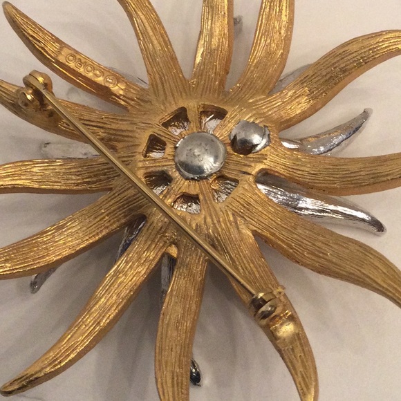 Vintage Coro gold tone and Rhinestone starburst brooch - Picture 3 of 5